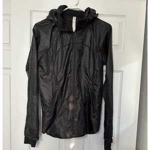 Lululemon black soft windbreaker / rain jacket unique size 8